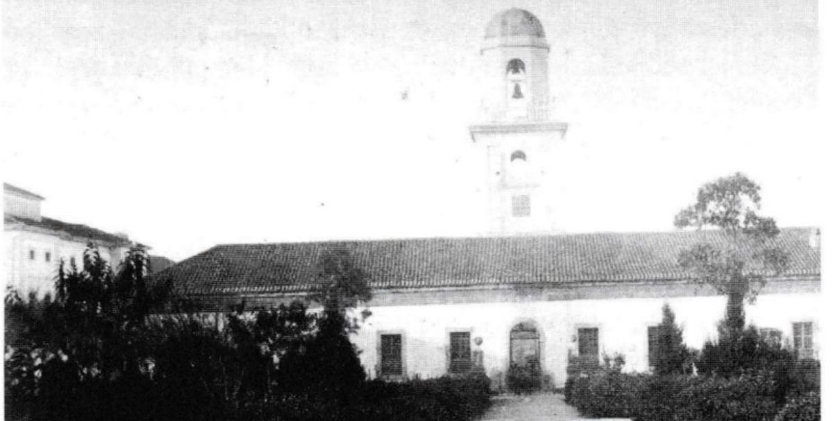 Huerta del instituto, con la torre sobresaliendo.