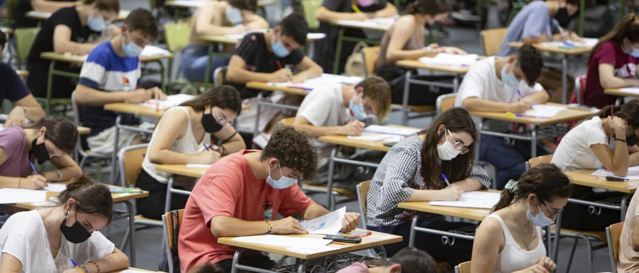 Xàtiva. Examenes de la PAU en el pabellón Francisco Ballester.