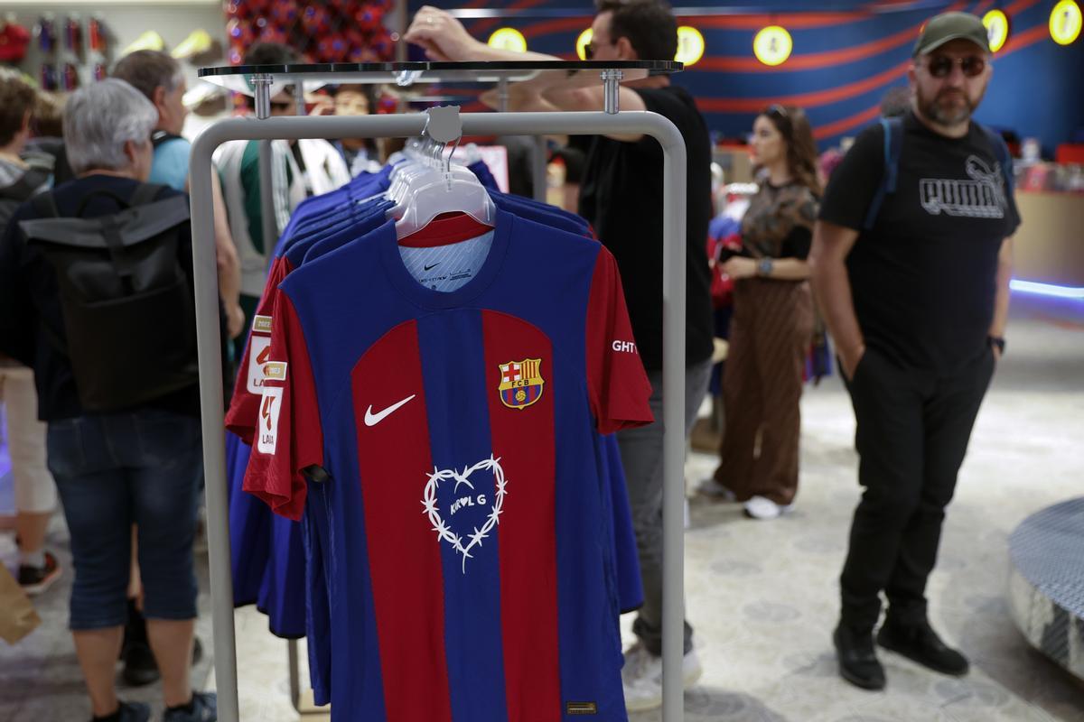 La camiseta del Barça para el clásico ante el Madrid ya se vende en las tiendas oficiales del club.