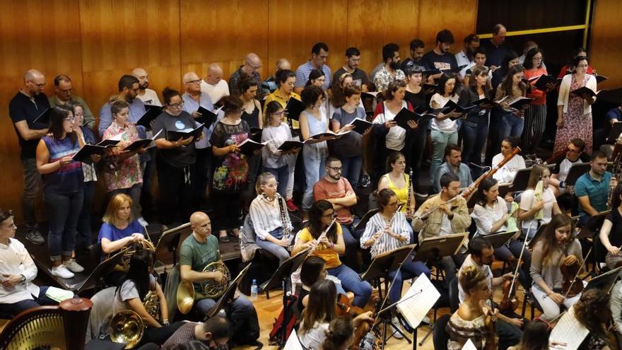 Un momento de unos de los ensayos previos con la orquesta y el coro.  // Ricardo Grobas