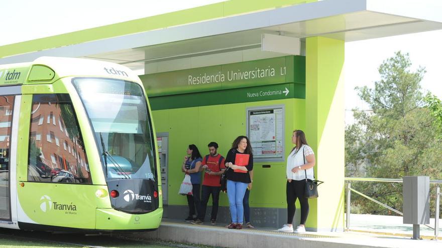 El tranvía llegando a una de las paradas