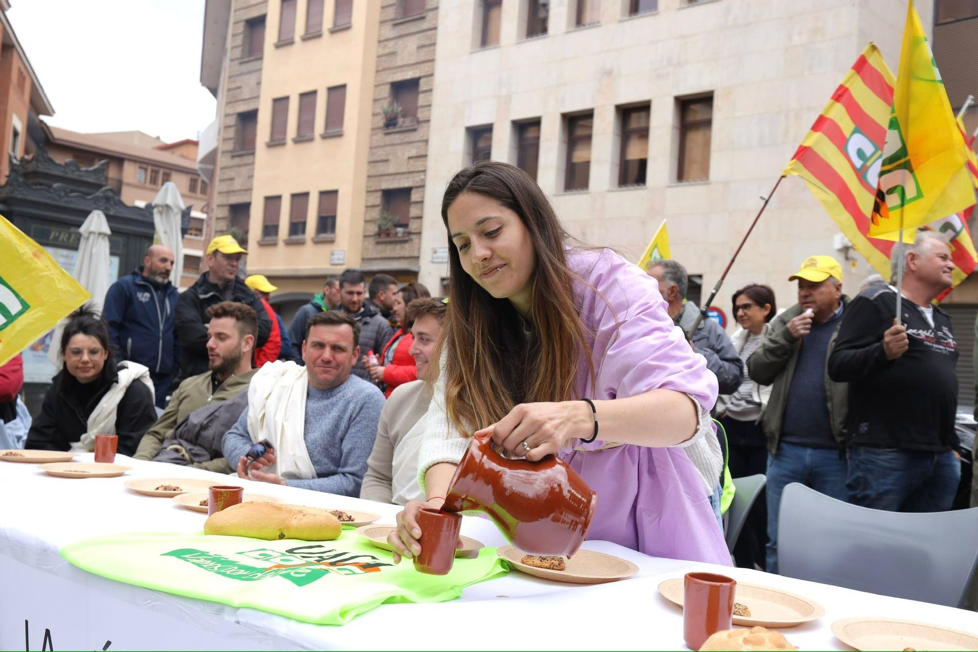 En imágenes | Concentración de los agricultores antes la consejería de Agricultura en Zaragoza