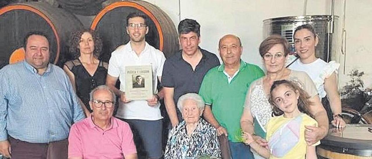 Rafael Llamas, junto a la hija y familiares de José Márquez.