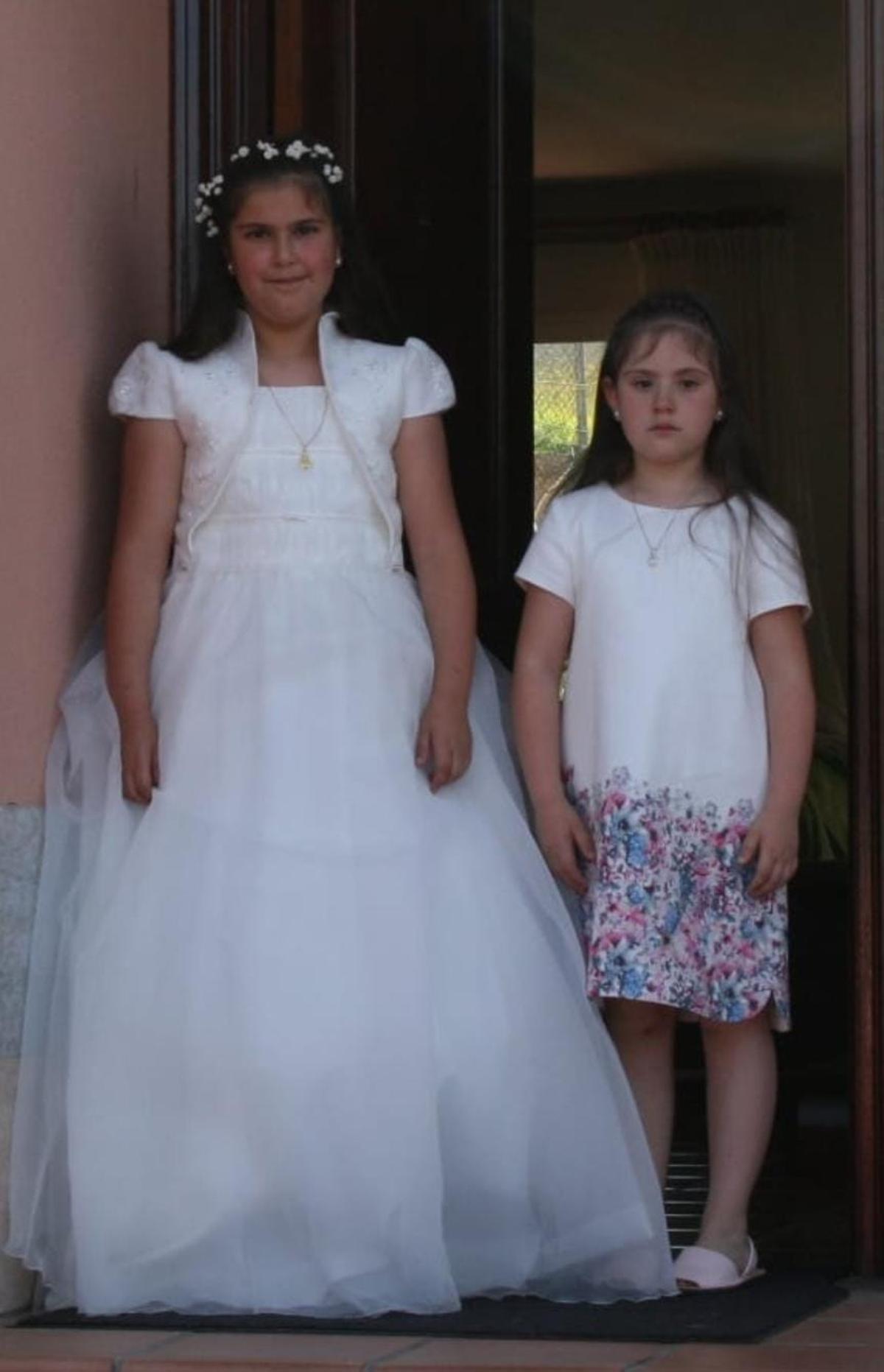 Amets y Sara, el día de la primera comunión de la primera, en una fotografía cedida por su madre.
