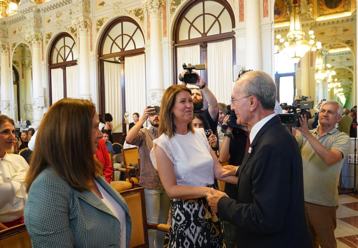 De la Torre saluda a Carmen Casero antes de la rueda de prensa en la que ha desvelad el nuevo gobierno municipal.