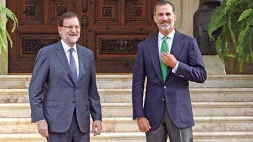 Felipe VI y Mariano Rajoy posando ayer en en la escalinata del Palacio de Marivent antes de comenzar el tradicional despacho de verano.