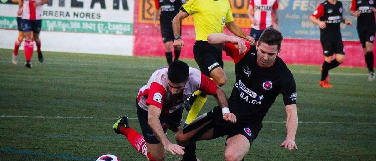 Un futbolista ourensano pelea la pelota con un rival, durante la última visita a Alondras. // FdV