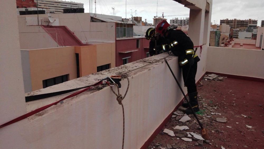 Cierre de la calle Castrillo por caída de cascotes de un edificio