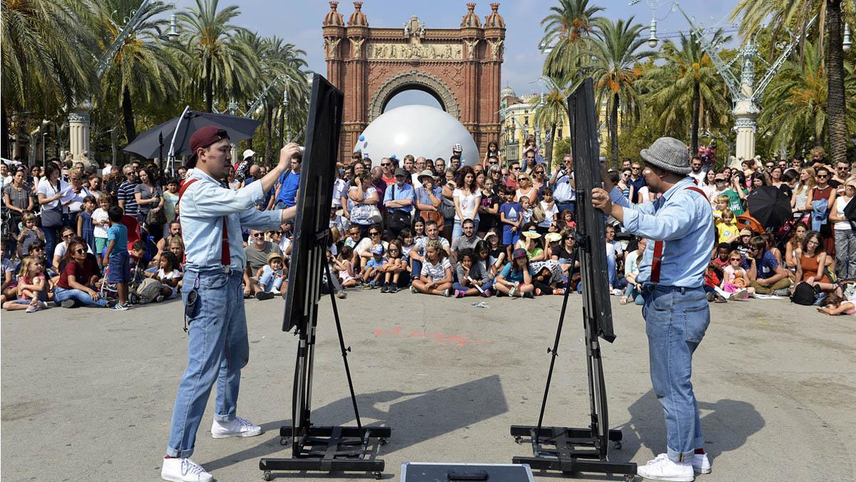 Espectáculo de Croquik Brothers en el Paseo Lluis Companys