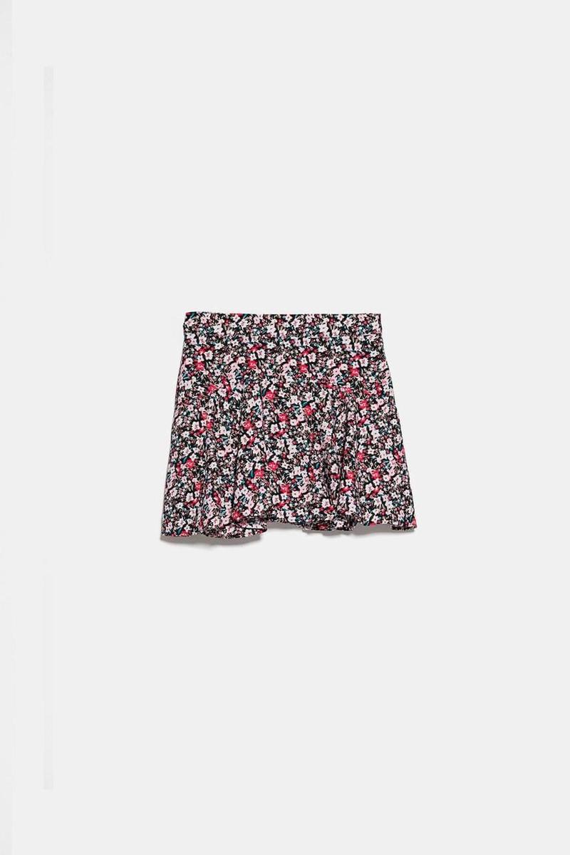 Falda bermuda negra con estampado de flores multicolor de Zara. (Precio: 22,95 euros. Precio rebajado: 15,99 euros)