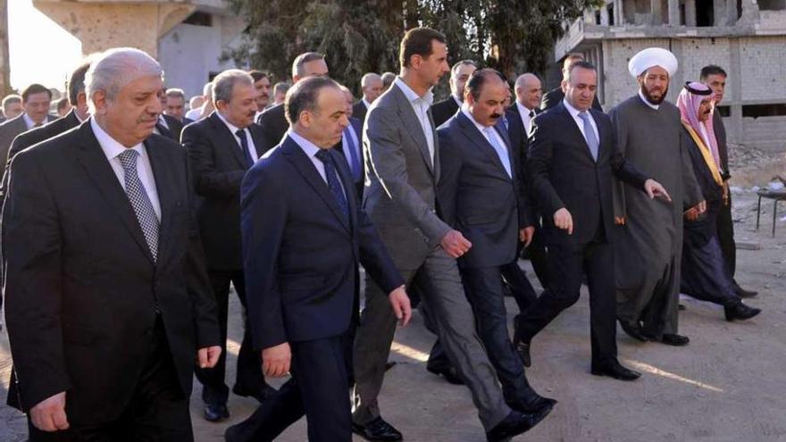 Al Asad (en el centro), paseando ayer por una calle de Daraya. // Efe