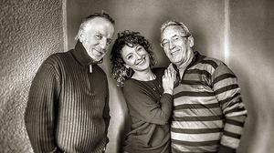 Pancho Varona, Mara Barros i Antonio García de Diego interpreten en acústic ’La canción de las noches perdidas’.