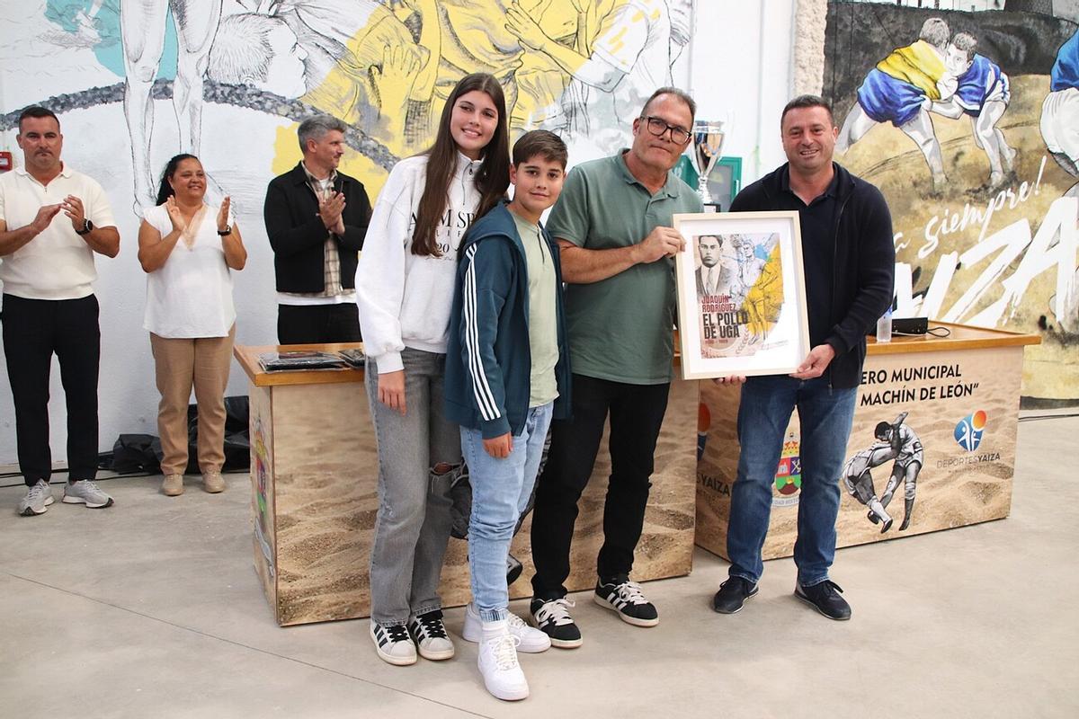 Homenaje póstumo de Yaiza a Joaquín Rodríguez y Emilio Machín en la lucha canaria