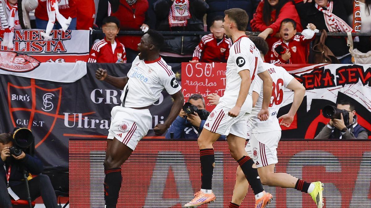 Akor Adams celebra su gol durante el partido de la jornada 27 de LaLiga que Sevilla FC y Rayo Vallecano disputan en el estadio Ramón Sánchez-Pizjuán