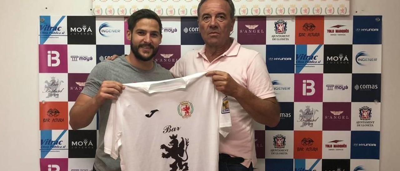 Tomeu Ramírez posó ayer con la camiseta del Llosetense tras firmar su contrato.