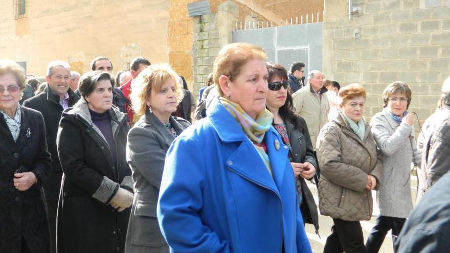 Un momento de la procesión de San Blas por las calles de Villalazán