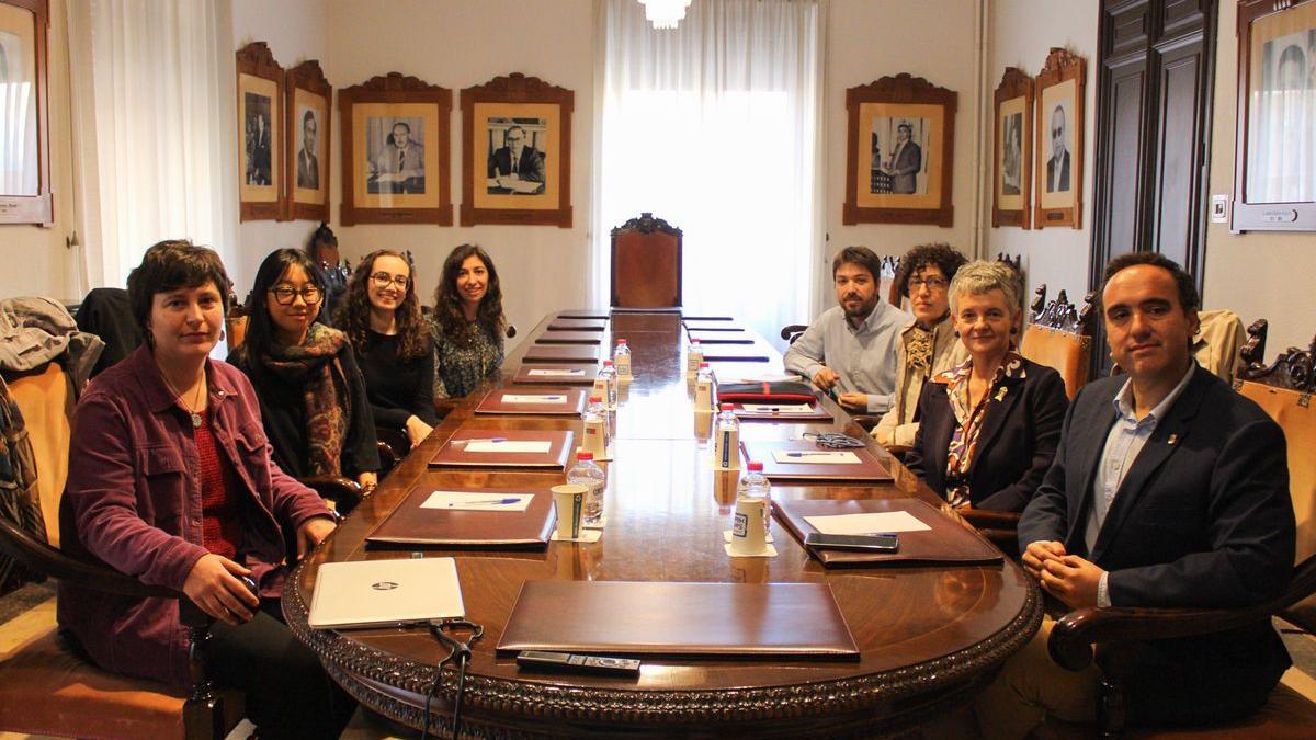 Las cuatro alumnas becadas han sido recibidas en el Palacio Provincial.