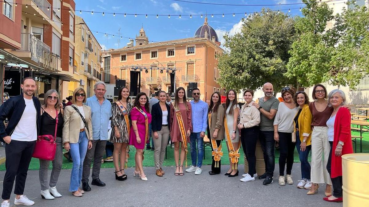 La reina y su corte, junto al presidente de la comisión y autoridades municipales, encabezadas por la alcaldesa, Tania Baños, en el October Fest.