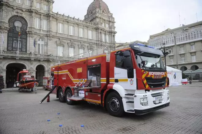 Los bomberos de A Coruña liberan a una niña con la mano atrapada en las bisagras de una puerta