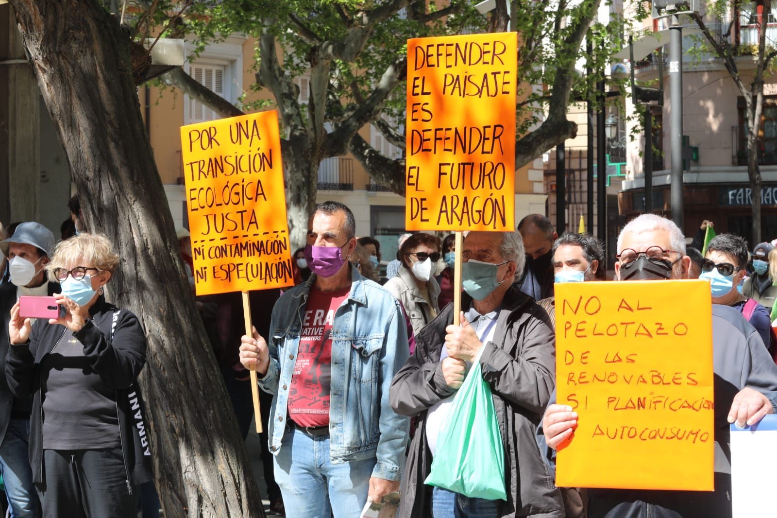 Centenares de personas forman una cadena alrededor del Departamento de Desarrollo Rural y Sostenibilidad de la DGA por una una transición ecológica "justa"