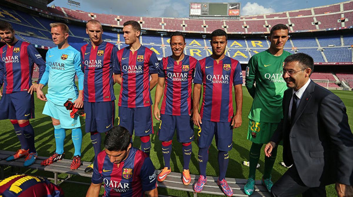 Bartomeu se coloca junto a los jugadores para la foto oficial.