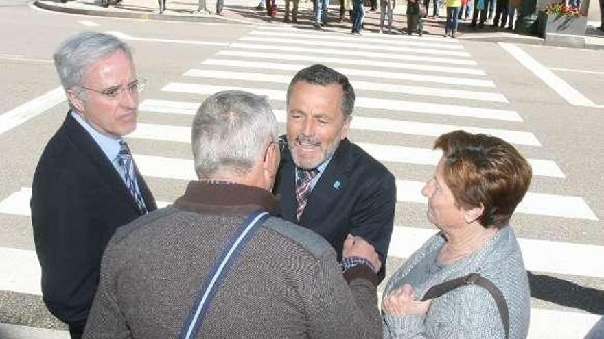 El conselleiro Agustín Hernández, abordado ayer en Vigo. / jesús de arcos