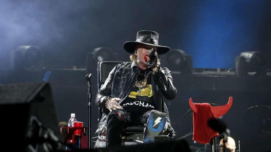 Axl Rose, sentado durante el concierto inaugural de la gira de AC/DC, en Lisboa.