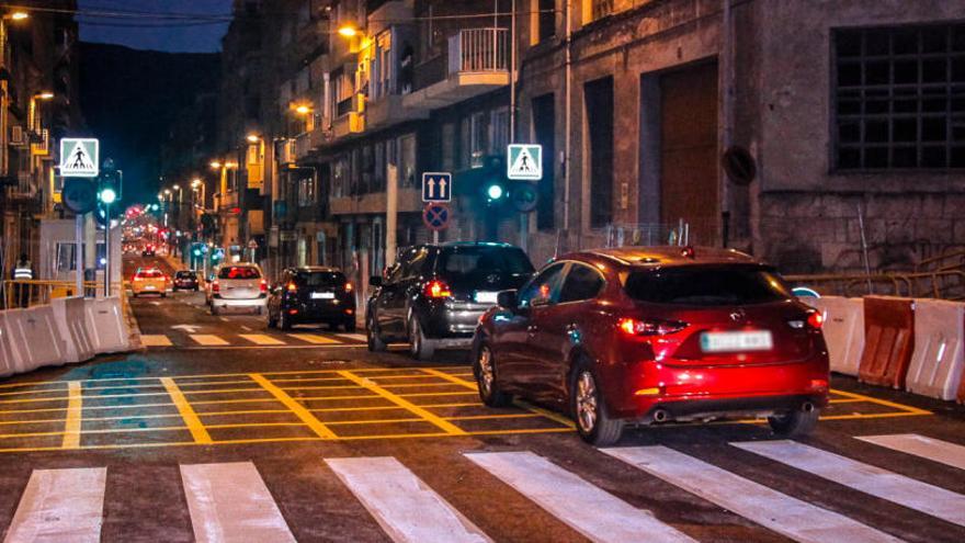 Momento en el que se ha reabierto el tráfico en la calle Entenza de Alcoy.