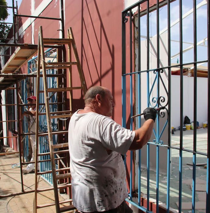 El Cortijo de Torres acelera los trabajos en casetas, calles y portada para ponerse a punto de cara al inicio de la semana de Feria.