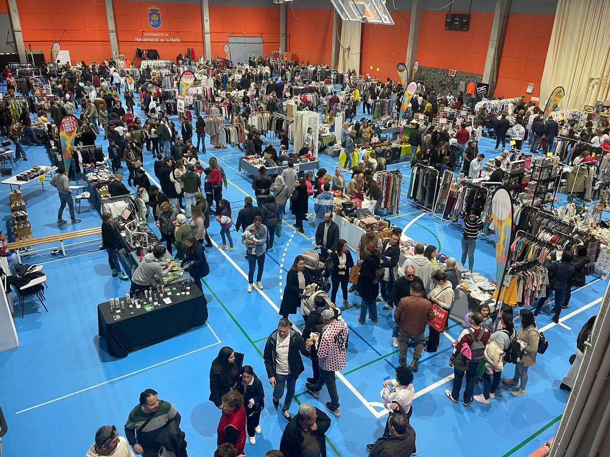 Numeroso público, durante una edición anterior de la feria del stock en Navalmoral.