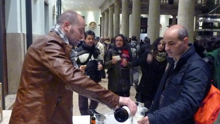 Las bodegas de Terres dels Alforins presentan sus vinos en el claustro de La Nau.