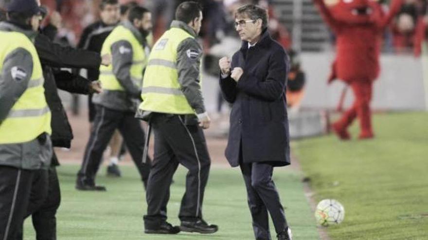 Vázquez celebra con los puños cerrados la victoria cosechada ante el Oviedo.