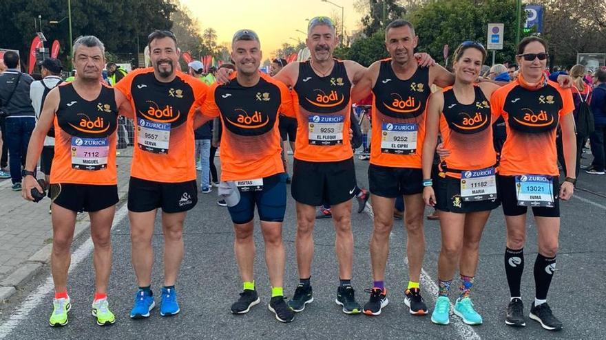 Los siete agentes de Alicante con las camisetas de AODI en la maratón de Sevilla.