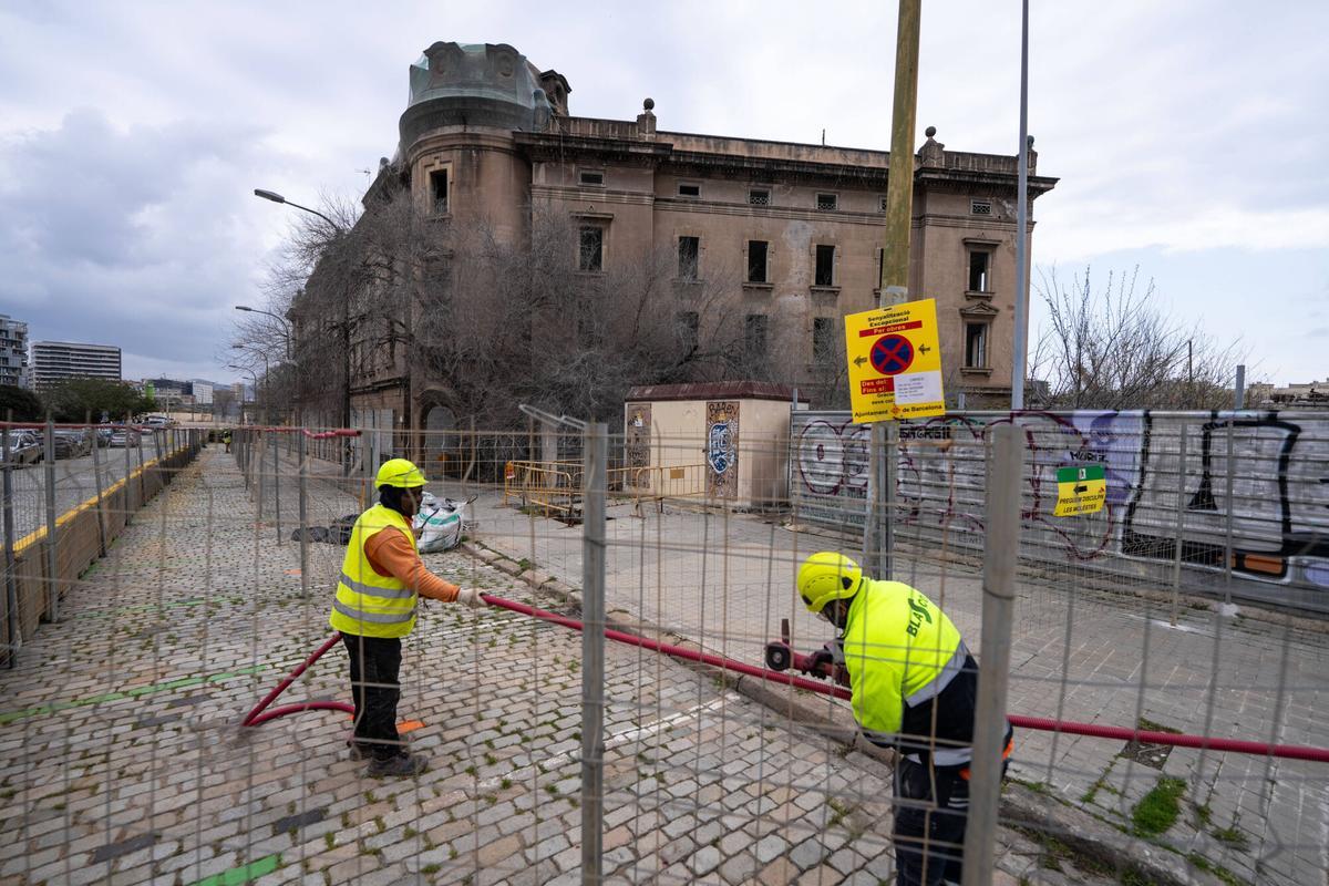 Adif buida l’aparcament i tanca amb una tanca el perímetre per a l’enderroc imminent de l’antiga estació centenària de La Sagrera