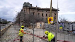Adif buida l’aparcament i tanca amb una tanca el perímetre per a l’enderroc imminent de l’antiga estació centenària de La Sagrera