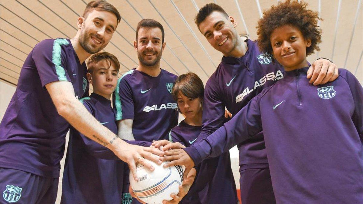 Mario Rivillos, Dídac Plana y Sergio Lozano, con los jóvenes canteranos