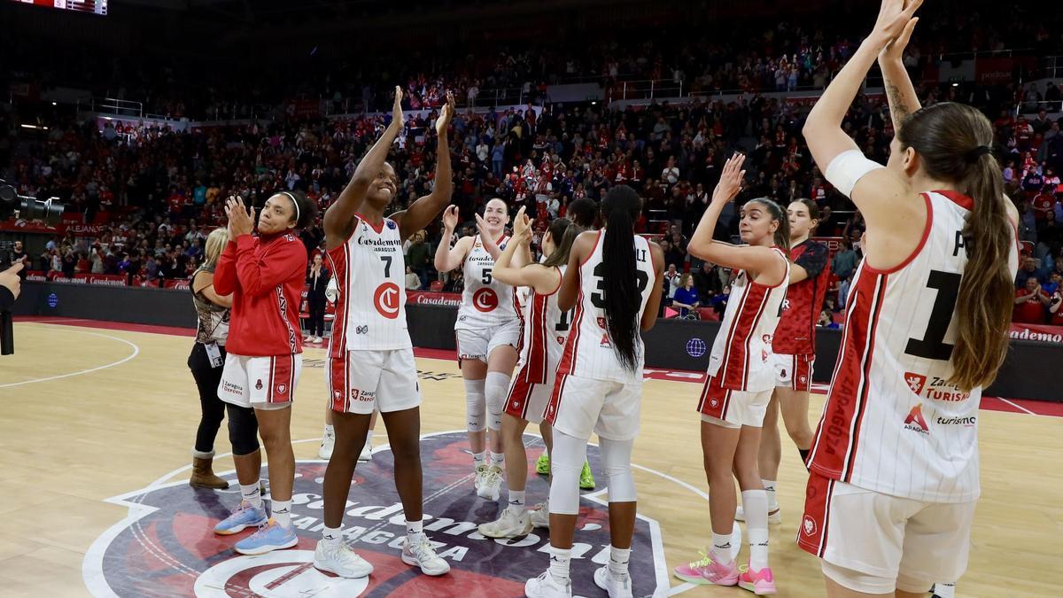 Las jugadoras del Casademont agradecen al Felipe su apoyo