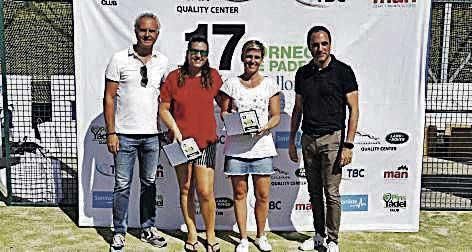 Subcampeonas cuarta femeninaCarolina y Eugenia recogen sus premios junto a Joan Seguí y Guillem Nicolau.