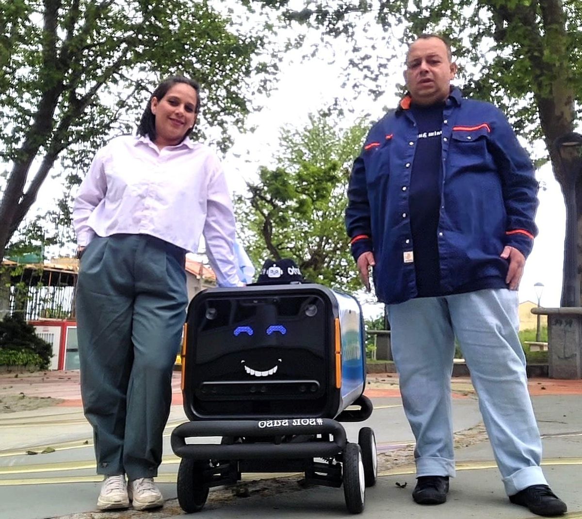 Marlin Martínez y Alejandro  Blanco con el robot Suso, ayer en A Rabadeira.