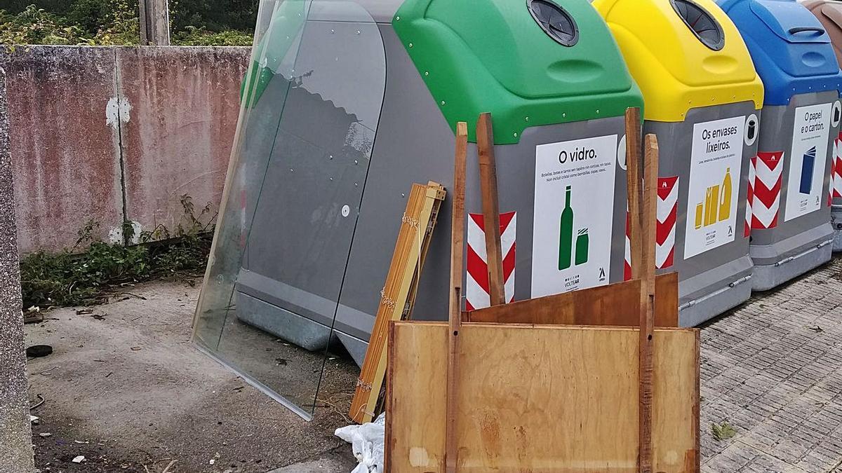 Basura depositada junto a unos contenedores. |   // LA OPINIÓN