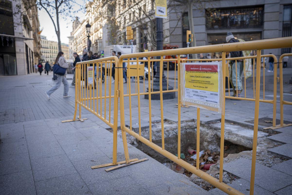 Las vallas en el espacio donde se ubicarán las paradas de floristas de manera provisional en la plaza Catalunya.