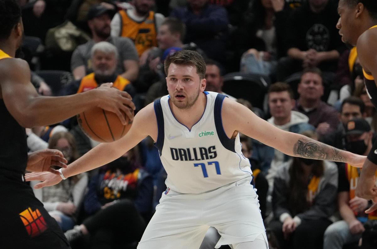 Luka Doncic celebra una canasta con Dallas.
