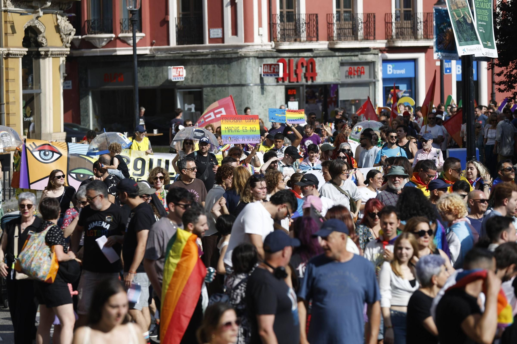 Así fue el desfile del Orgullo en Gijón (en imágenes)