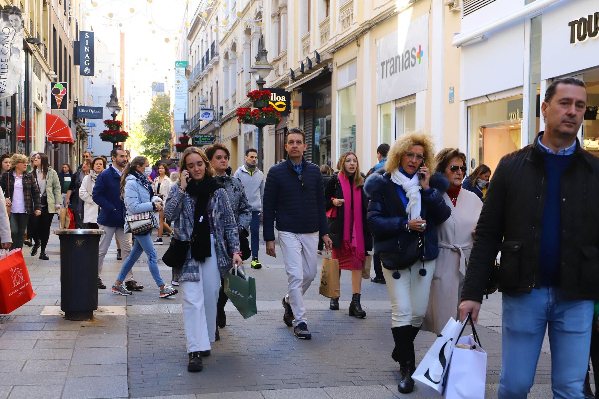 Colas y "mucha venta" en los comercios de Córdoba durante el festivo