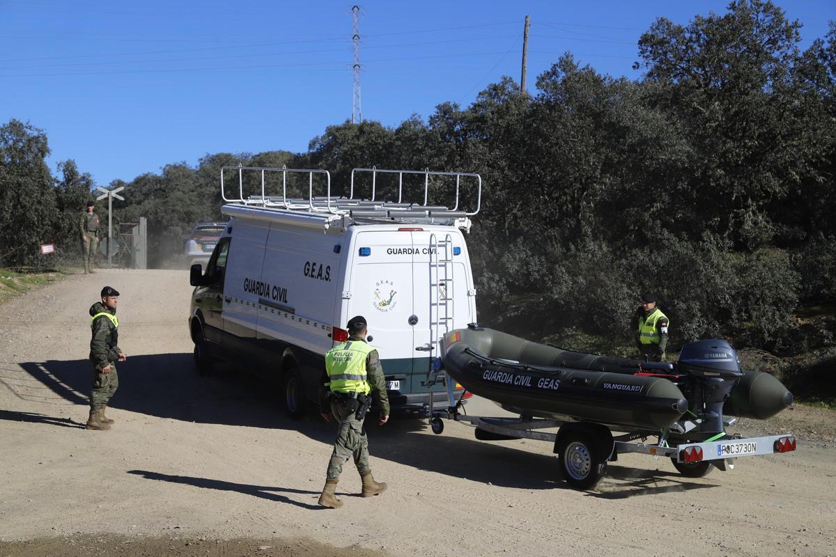 La Guardia Civil accede a la base militar de Cerro Muriano el pasado 21 de diciembre.