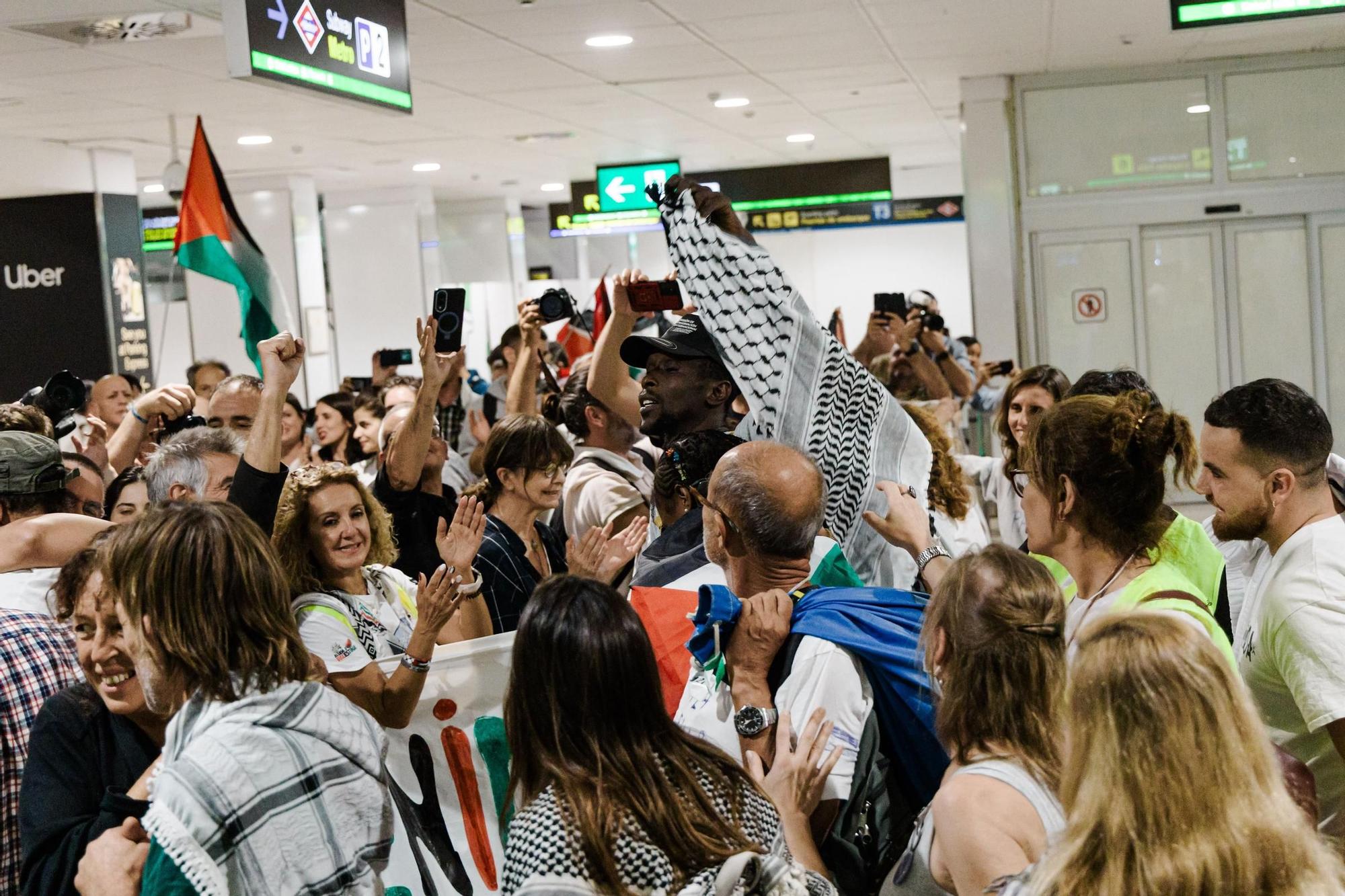 La llegada de Lucía Muñoz y Alejandra Martínez a Barajas en imágenes