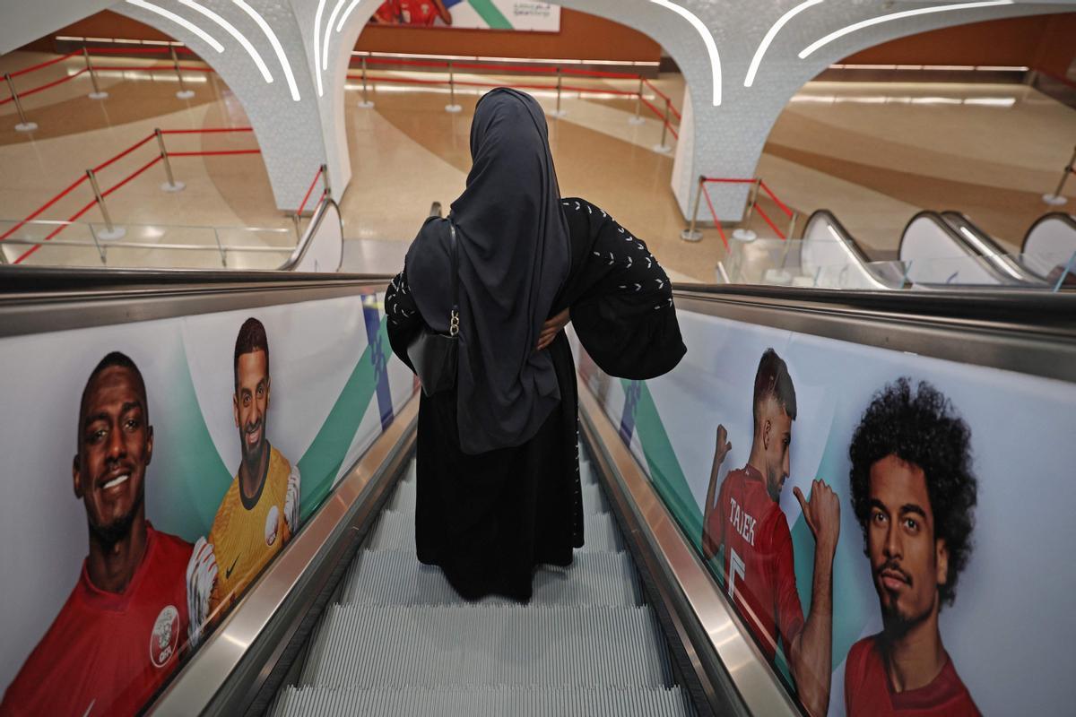 Una mujer entra en una de las estaciones de metro de Doha.