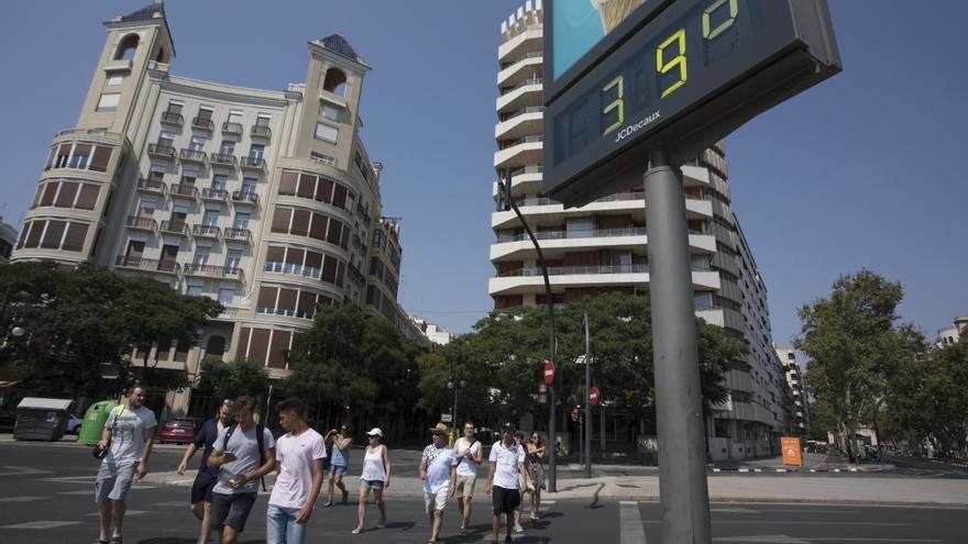 Un termómetro registra 39 grados en el centro de València, el pasado lunes.