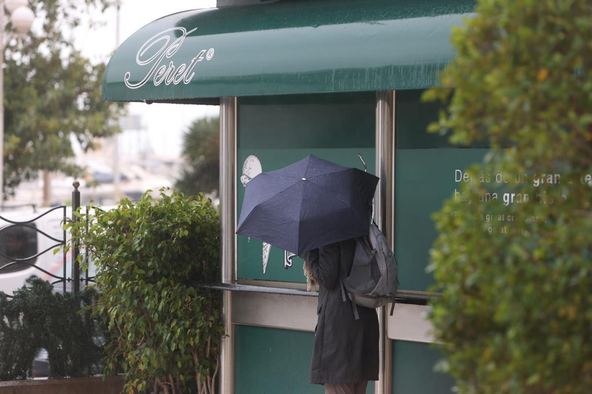 La lluvia cae con fuerza sobre una Alicante en alerta naranja