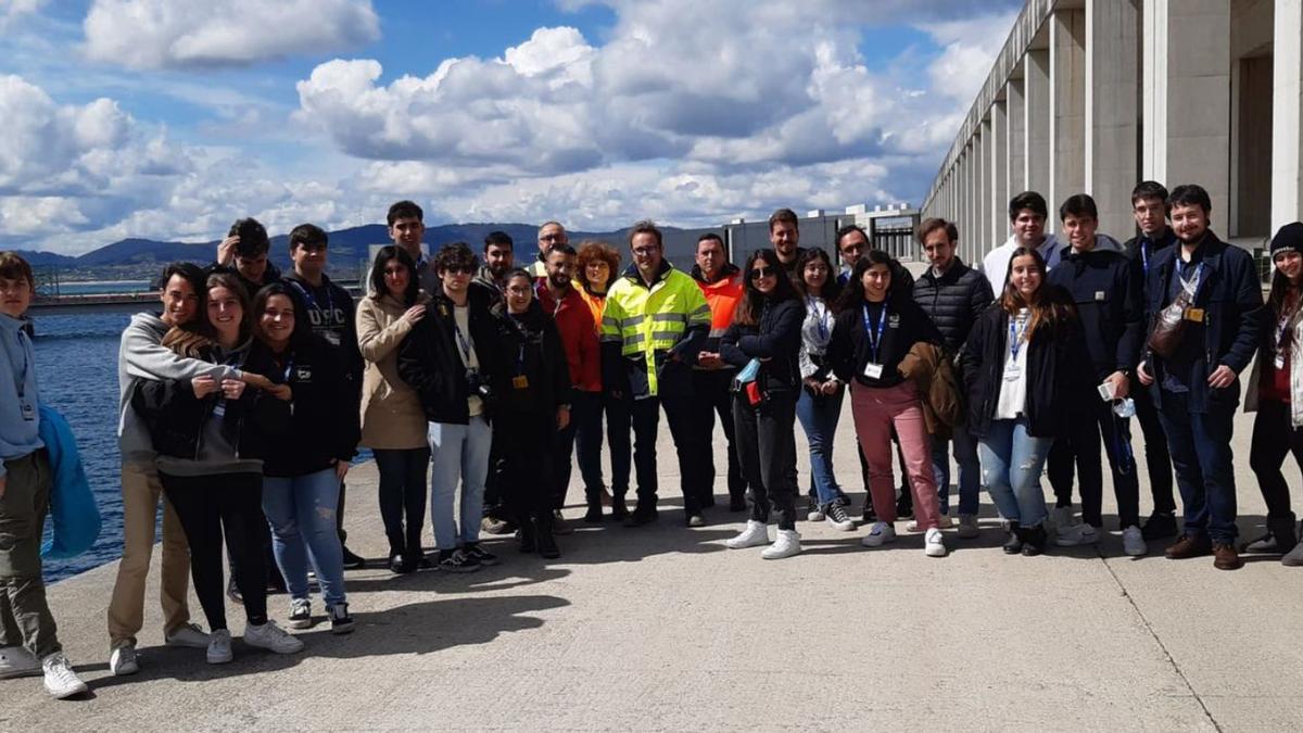 Alumnos de Caminos de toda España visitan el Puerto Exterior | LA OPINIÓN